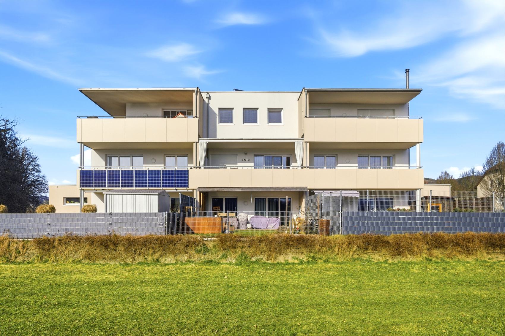 Moderner Neubau mit Balkonen und Wiese