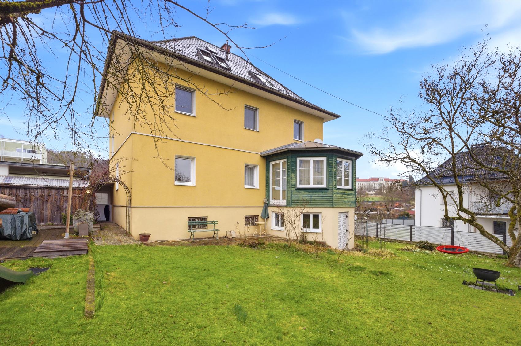 Gelbes Haus mit Erker und großem Garten