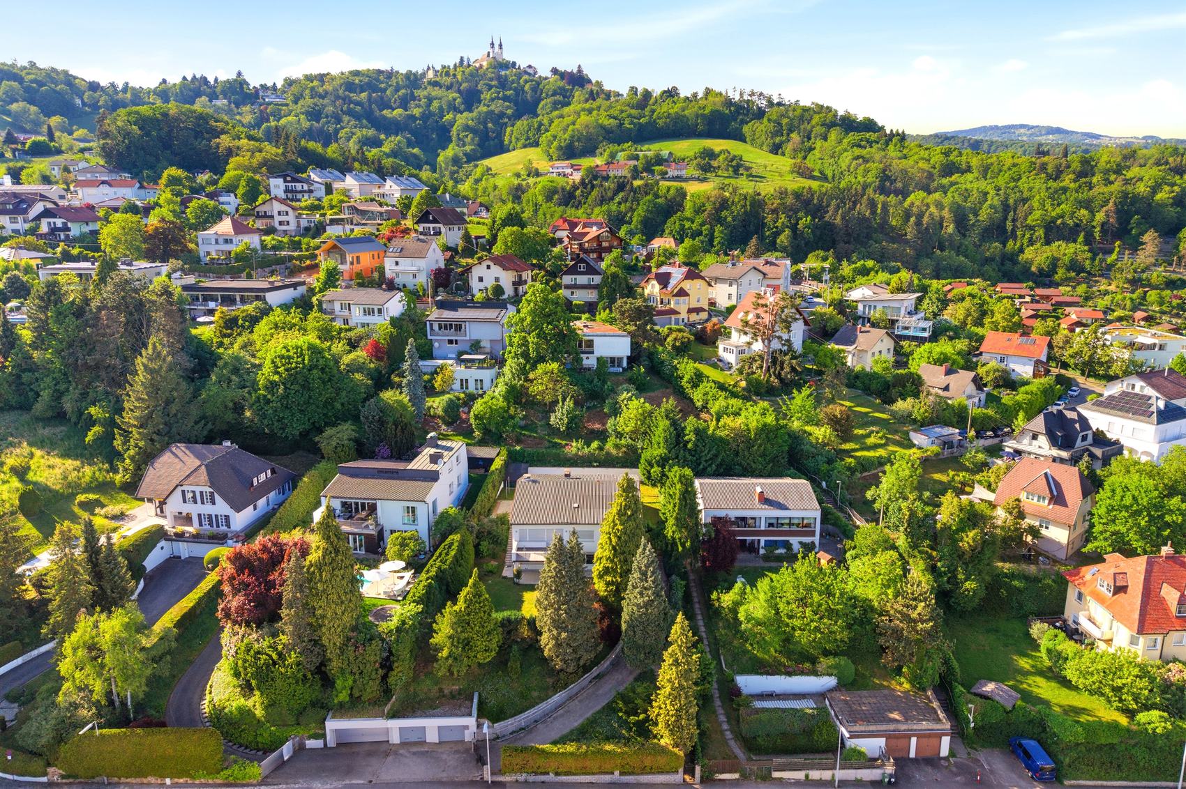 Luftaufnahme der Siedlung am Pöstlingberg mit Blick auf die Wallfahrtsbasilika