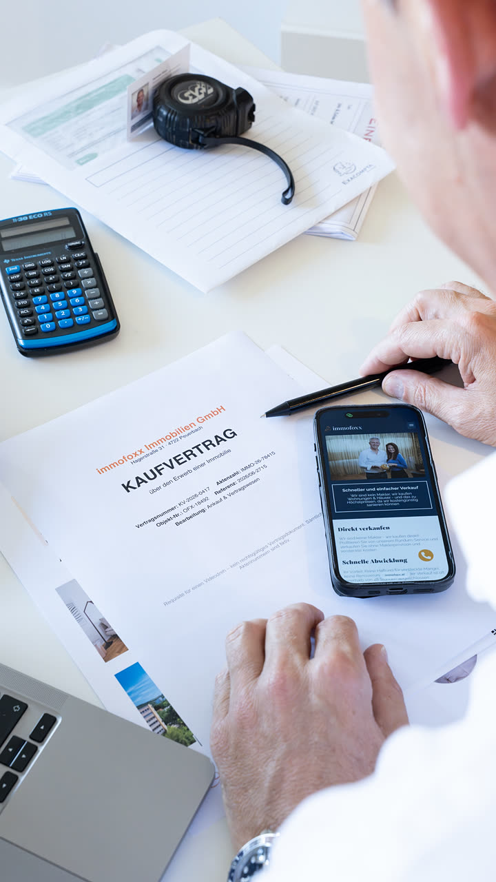 Kaufvertrag mit Taschenrechner und Smartphone, Motiv aus einer Werbeanzeige